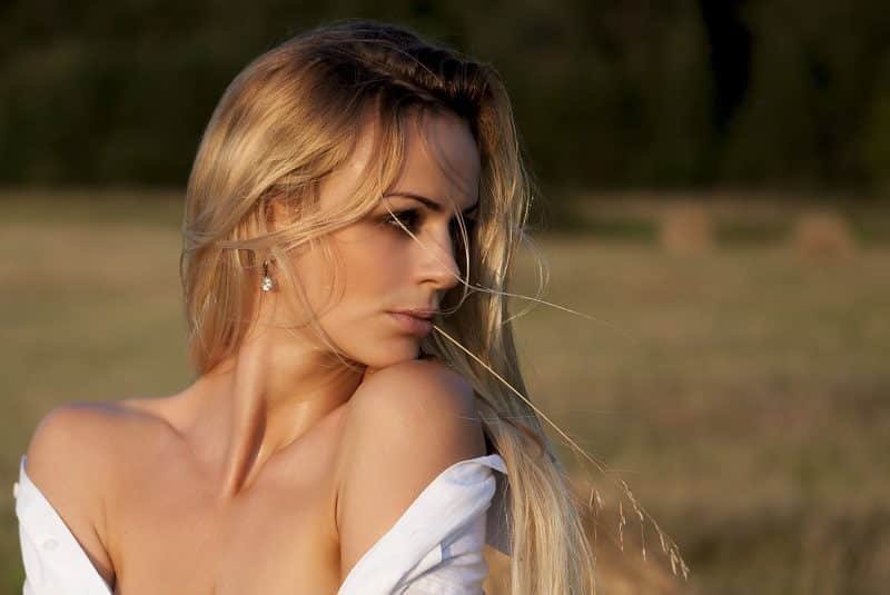 آرایش چشم برای چشمان آبی برای بلوندها، زنی که از روی شانهاش به دور از دوربین خیره شده است